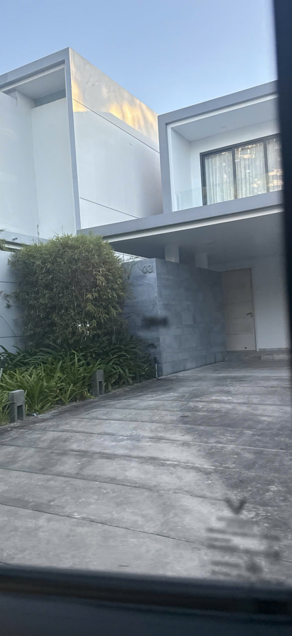 빨간그네샵 가기전 숙소앞 인증샷