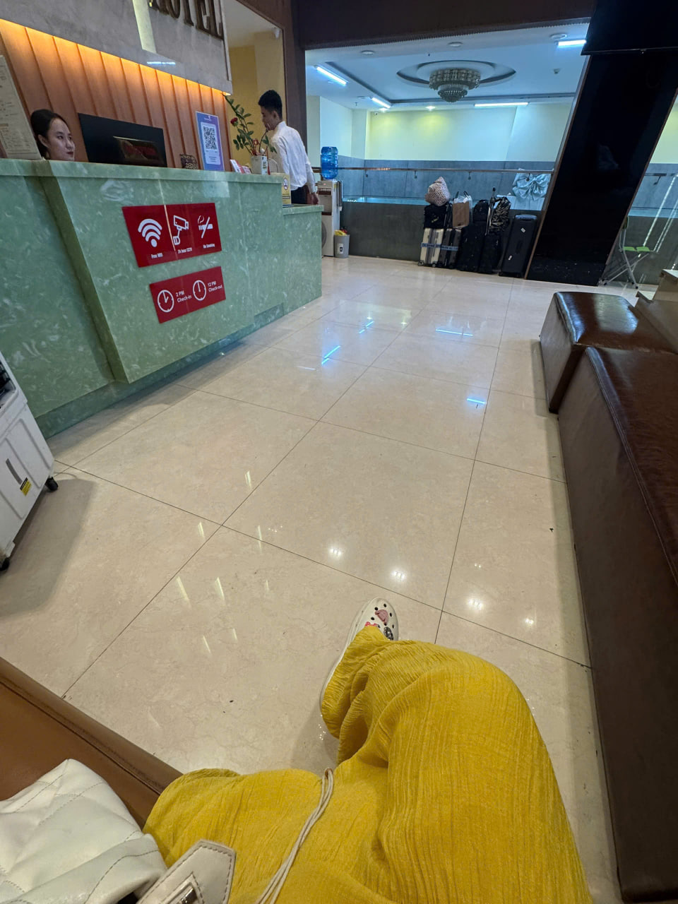 빨간그네샵 가기전 숙소앞 인증샷