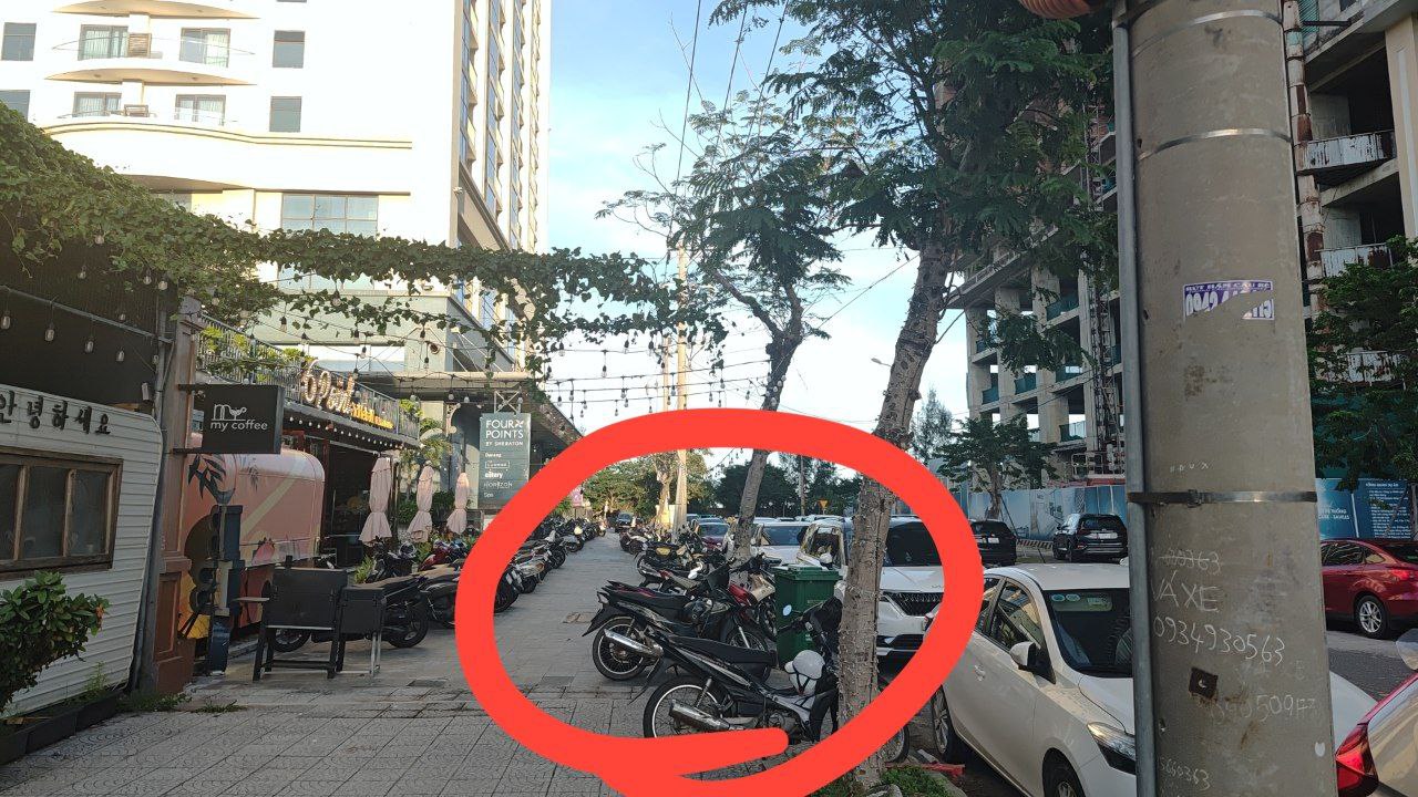 풀빌라 들어가는 입구 측면샷